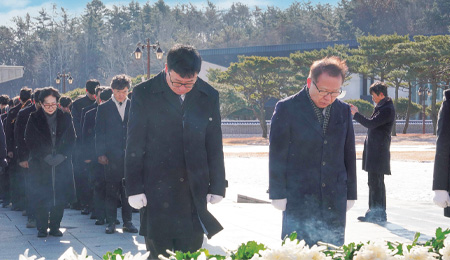 교무위원 5·18 민주묘역 참배로 2026년 개교 80주년 열어 대표이미지